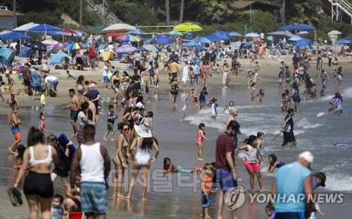 코로나19 완화와 연휴를 맞아 북적이는 캘리포니아 해변.   EPA=연합뉴스